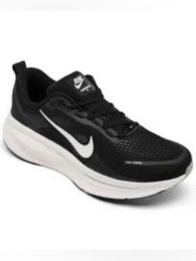 Used men Nike Vomero 18 running shoe size 10